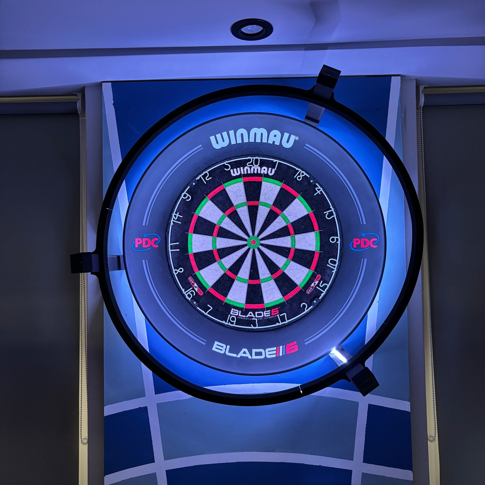 Autodarts camera-arm gemonteerd op dartbord