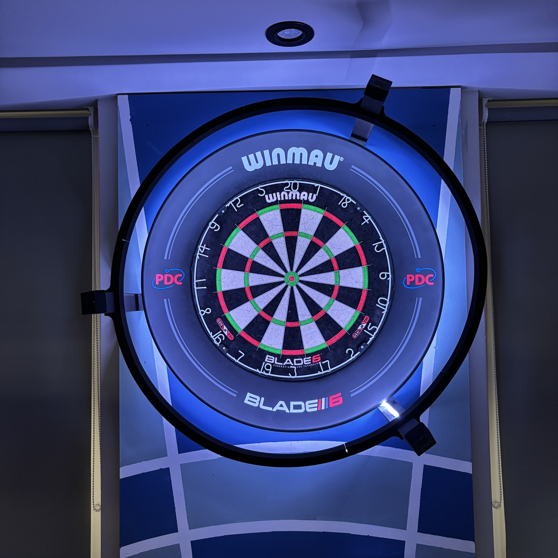 Autodarts LED-ring set met camera-armen gemonteerd op dartbord